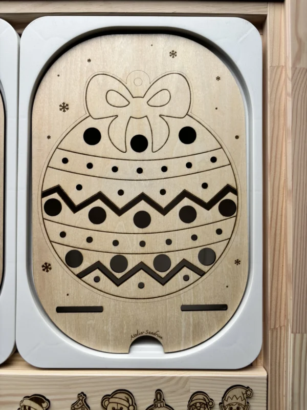 Insert sensoriel en bois boule de noël à décorer - motricité fine
