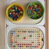 Insert sensoriel en bois avec trous picots plaque entière avec picots de couleurs disposés et 2 bols remplis de picots