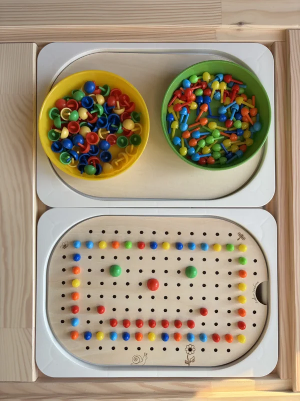 Insert sensoriel en bois avec trous picots plaque entière avec picots de couleurs disposés et 2 bols remplis de picots