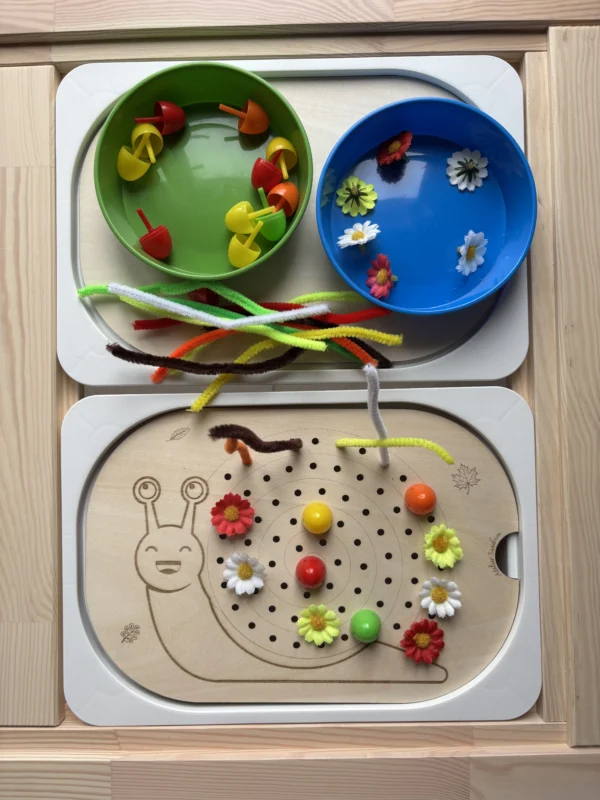 insert sensoriel en bois escargot à trous picot - motricité fine et bols contenant des accessoires colorés