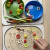 insert sensoriel en bois escargot à trous pour insérer picots et chenilles avec main enfants et bols accessoires