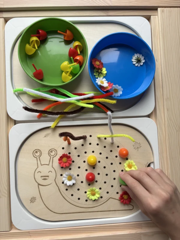 insert sensoriel en bois escargot à trous pour insérer picots et chenilles avec main enfants et bols accessoires