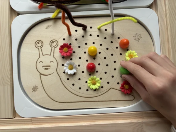 insert sensoriel en bois escargot motricité fine enfant qui insère un picot