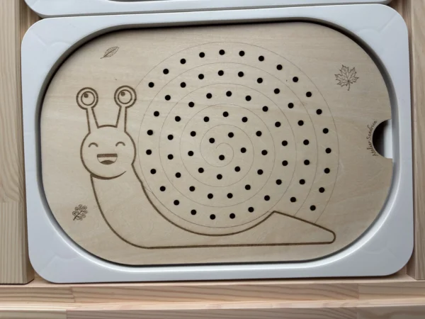 insert sensoriel en bois escargot motricité fine trous picots pour accessoires comme les chenilles
