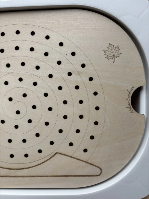 Insert sensoriel en bois - Escargot à trous