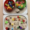 Jeu sensoriel en bois fruits du verger avec pompons, fleurs et jetons pour activité Montessori