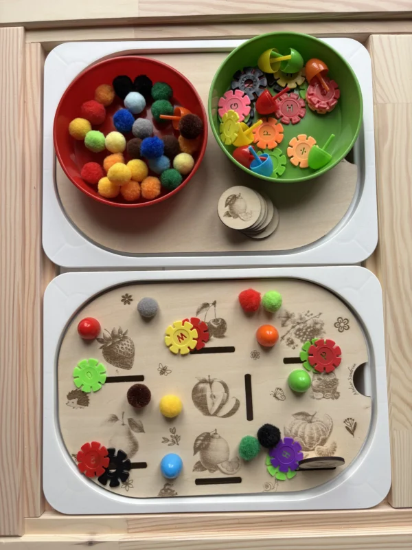 Jeu sensoriel en bois fruits du verger avec pompons, fleurs et jetons pour activité Montessori