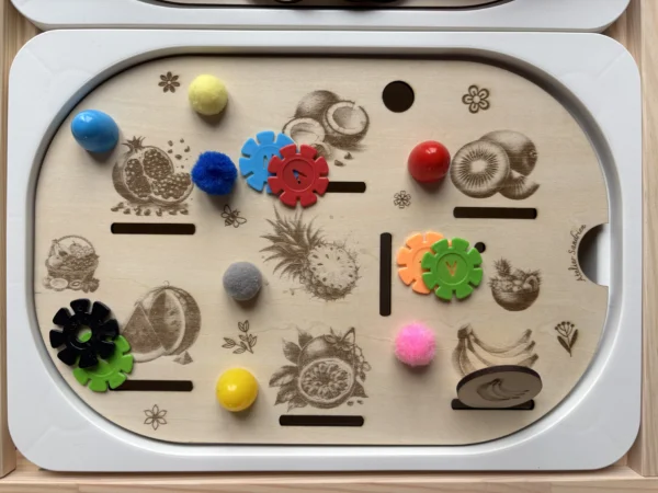 insert sensoriel Fruits exotiques en bois avec pompons et jetons pour activité de tri et motricité fine