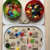 Plateau d’activité sensorielle fruits exotiques en bois avec bols, pompons et jetons pour jeu éducatif enfant