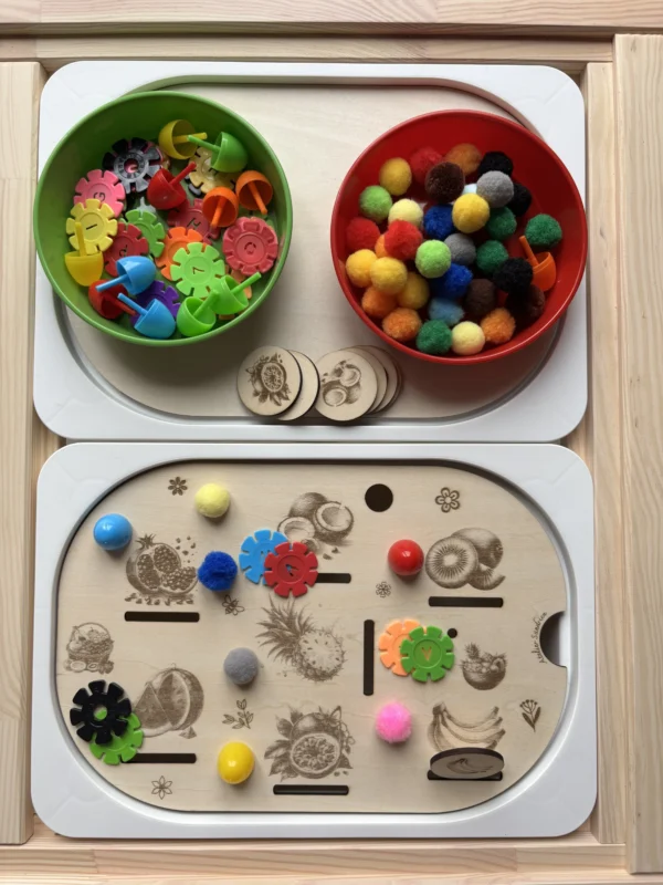 Plateau d’activité sensorielle fruits exotiques en bois avec bols, pompons et jetons pour jeu éducatif enfant