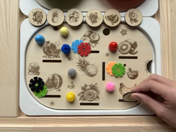 Plateau d’activité sensorielle fruits exotiques en bois avec bols, pompons et jetons pour jeu éducatif enfant