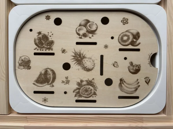 Insert sensoriel en bois Fruits exotiques Atelier Sandrien avec illustrations gravées de fruits pour activité de tri et motricité fine enfant