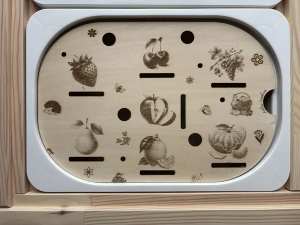 Plateau sensoriel en bois avec illustrations de fruits du verger pour activité de tri et d’association