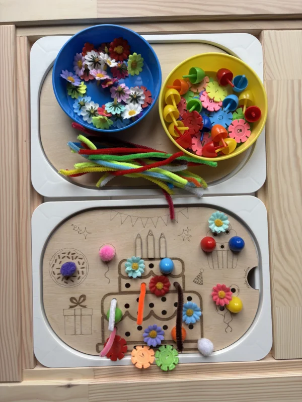 Insert sensoriel en bois gâteau anniversaire avec bols d’accessoires et plateau en bois