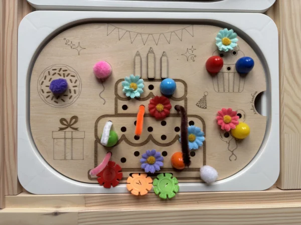 Insert sensoriel en bois gâteau d’anniversaire en bois décoré avec fleurs et éléments colorés