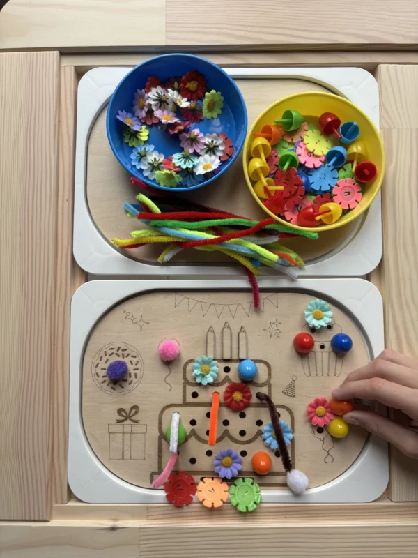 Insert snesoriel en bois - gâteau d’anniversaire avec fleurs, perles et accessoires sensoriels