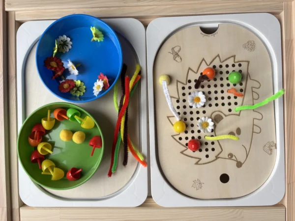 insert sensoriel en bois - hérisson à petits trous avec chenilles et fleurs et bols accessoires