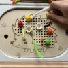 insert sensoriel en bois hérisson avec main enfant qui insère un pompon motricité fine