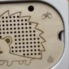 Insert sensoriel en bois - Hérisson à trous
