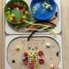 Insert sensoriel hibou en bois avec fleurs, pompons et chenilles pour activité de motricité fine