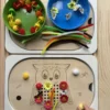 Main d’enfant utilisant un insert sensoriel hibou en bois avec pompons et fleurs pour la motricité fine