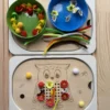 Insert sensoriel hibou en bois avec fleurs, pompons et chenilles pour activité de motricité fine