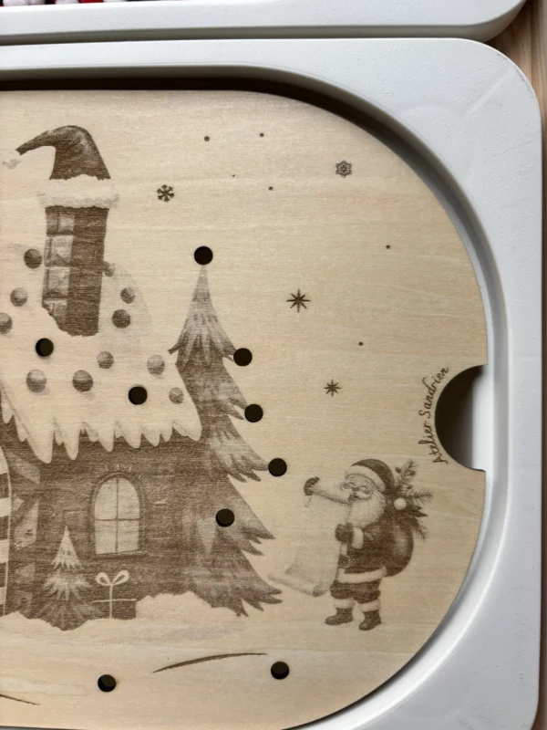 Insert sensoriel en bois - Maison de Noël