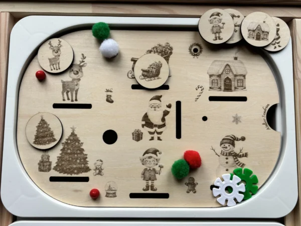 Insert sensoriel en bois décor de noël association visuelle - avec trous et fentes et accessoires (rouge, vert, blanc) et jetons bois associés posés sur l'insert