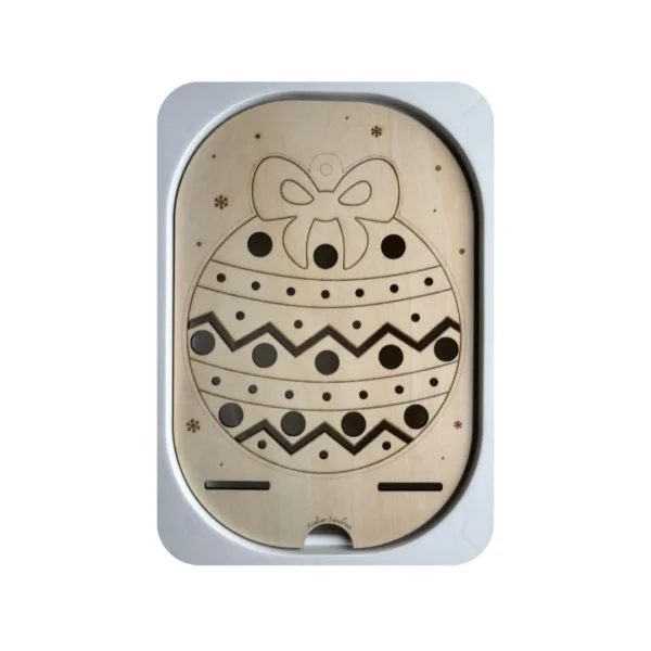 Insert sensoriel en bois Boule de Noël à trous et fentes pour activité de motricité fine et transvasement