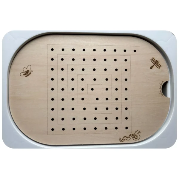 Insert sensoriel en bois perforé en forme de carré pour jeux de motricité fine et activités sensorielles