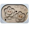 Insert sensoriel en bois avec deux fleurs marguerites à manipuler pour la motricité fine, le tri et l’exploration tactile