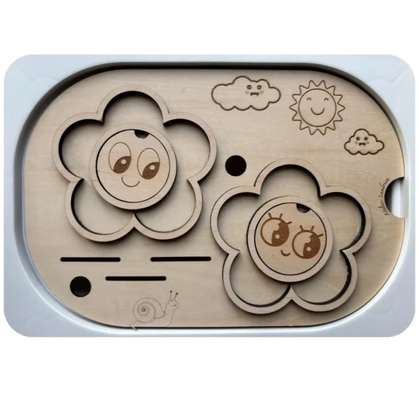 Insert sensoriel en bois avec deux fleurs marguerites à manipuler pour la motricité fine, le tri et l’exploration tactile