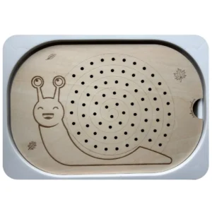 Insert sensoriel en bois escargot à trous pour la motricité fine, le placement de picots et la coordination œil-main