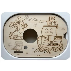 Insert sensoriel en bois représentant une île au trésor avec bateau pirate, coffre et palmiers, conçu pour les jeux de repérage, de logique et de manipulation