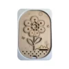 Insert sensoriel en bois fleur avec formes à encastrer pour enfants, activité de motricité fine et de tri