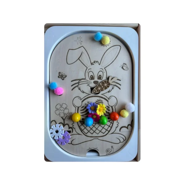 Insert sensoriel en bois représentant un lapin de Pâques avec panier d’œufs, jeu de tri et de motricité fine pour enfants avec accessoires colorés
