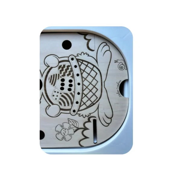 Détail d'un Insert sensoriel en bois représentant un lapin de Pâques avec panier d’œufs, jeu de tri et de motricité fine pour enfants