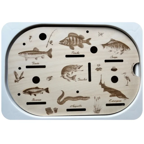 Insert sensoriel en bois illustrant différents poissons de rivière pour jeu de tri et d’observation