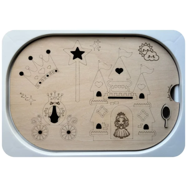 Insert sensoriel en bois représentant un château de princesses avec tours, couronnes et personnages, pour jeux d’imagination, de manipulation et de motricité fine