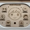 Insert sensoriel en bois le visage et ses jetons associés posés à plat