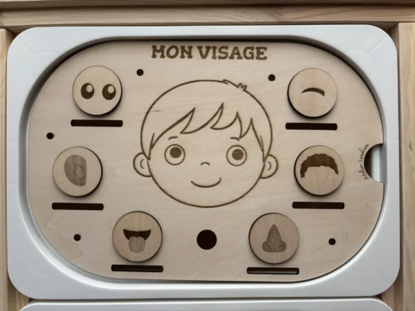 Insert sensoriel en bois le visage et ses jetons associés posés à plat
