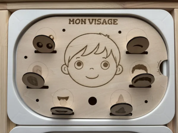 Insert sensoriel en bois le visage et ses jetons associés insérés