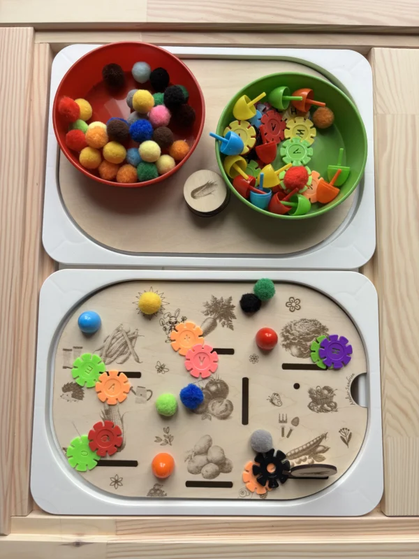 Insert sensoriel en bois gravé représentant des légumes pour jeu sensoriel et éducatif