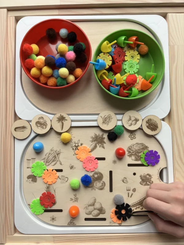 Insert sensoriel légumes en bois avec pompons et jetons pour activité de tri et motricité fine