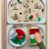 Insert sensoriel en bois décor de noël association visuelle - avec trous et fentes bols accessoires (rouge, vert, blanc) et jetons bois associés main d'enfant dans la boîte à accessoires