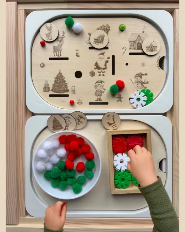 Insert sensoriel en bois décor de noël association visuelle - avec trous et fentes bols accessoires (rouge, vert, blanc) et jetons bois associés main d'enfant dans la boîte à accessoires