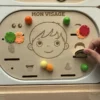 Insert sensoriel en bois le visage accessoires colorés dans bols main d'enfant qui joue