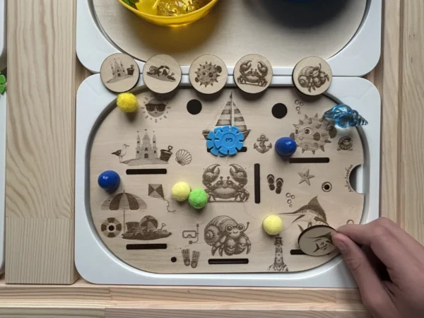 Insert sensoriel en bois - Univers plage-château de sable-crabes