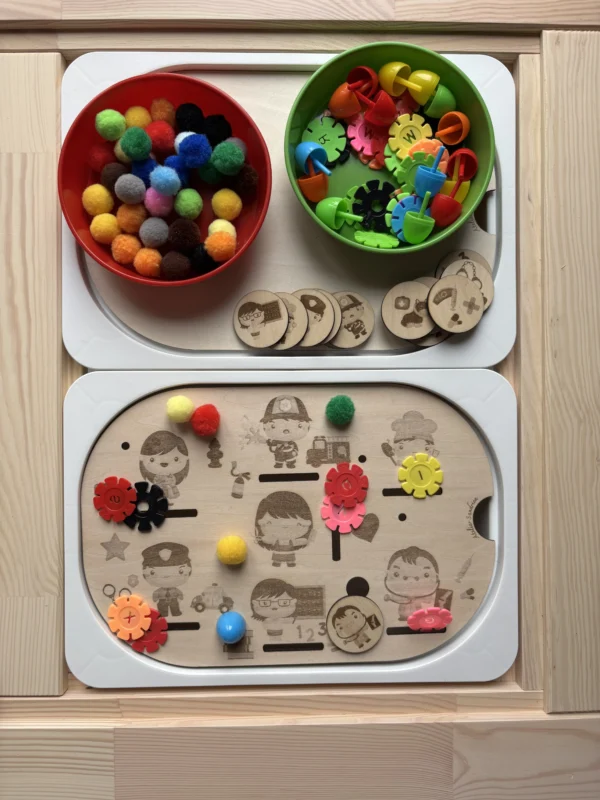 insert sensoriel en bois - métiers du quotidien avec jetons et accessoires