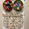 Insert sensoriel en bois - métiers du quotidien avec pompons, jetons et support en bois